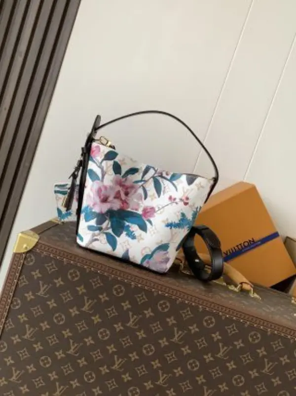 LV Capucines MM Handbag
